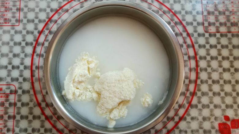 芒果酸奶（奶粉版）,找一只干净的盆子，倒入温开水和奶粉