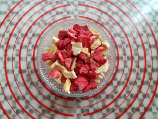 格兰诺拉酸奶杯,冻干的草莓和菠萝分成小颗粒
