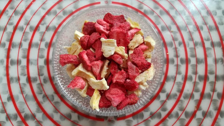 格兰诺拉酸奶杯,冻干的草莓和菠萝分成小颗粒