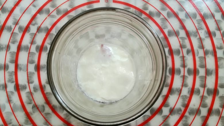 格兰诺拉酸奶杯,倒入适量的酸奶盖过麦片
