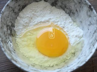 酥炸南瓜花,鸡蛋打入面粉中；