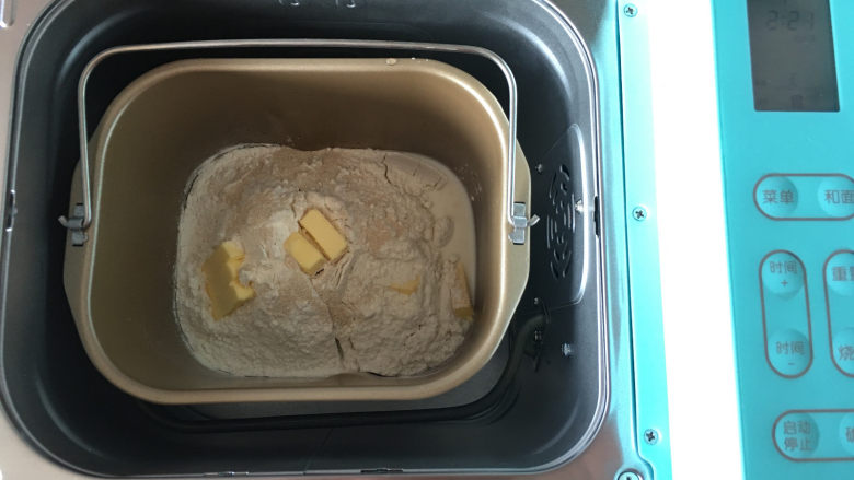 面包机版果干燕麦吐司,将主材料放入面包机中，使用面包机标准面包菜单进行揉面。