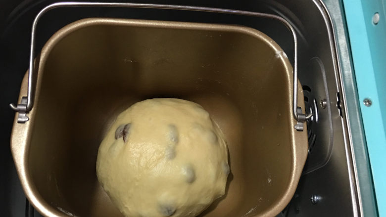 面包机版果干燕麦吐司,然后重新整理好面团放入面包机中使用发酵进行一次发酵，时间为30分钟。