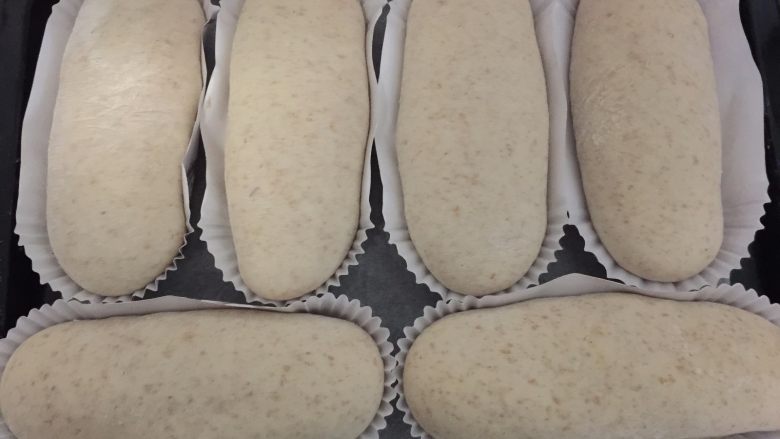 牛油果金枪鱼全麦面包,二次发酵完成，在表面撒上干粉