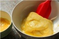 天鹅泡芙,6.分次加入黄油面糊中，边倒边搅拌，一次不用倒太多，少倒一点，等蛋液和黄油面糊完全融合了再倒
