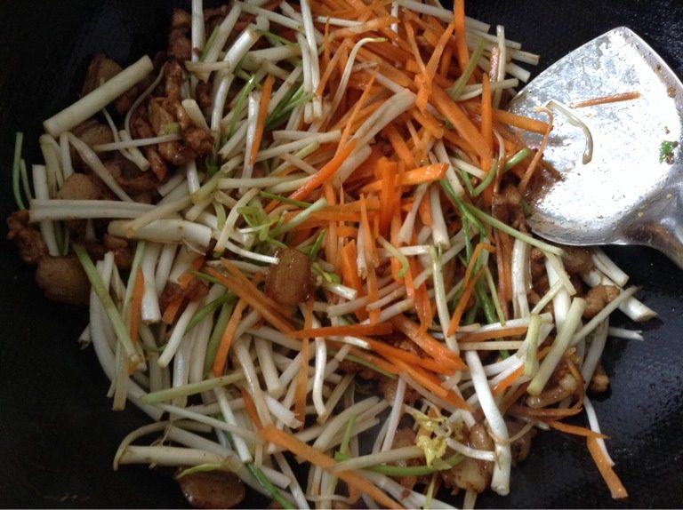 小炒水芹菜,下水芹菜和胡萝卜丝，加盐翻炒至干瘪。