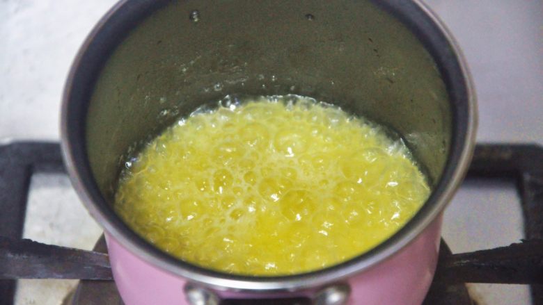 费南雪,黄油中小火加热，慢慢熬到茶色后关火，过滤黄油中的杂质。