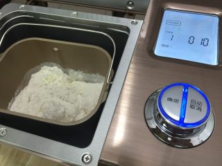 肉松花环面包, 除了黄油以外，把所有材料投进东菱面包机桶内（BM1352B-3C）
启动和面功能