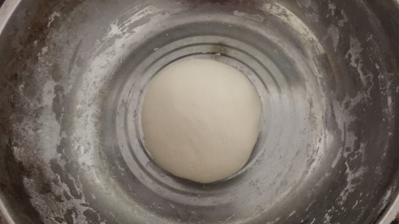 贝壳黑芝麻花卷,再揉成光滑的面团，我用的面包机20分钟。放入温暖处进行基础发酵