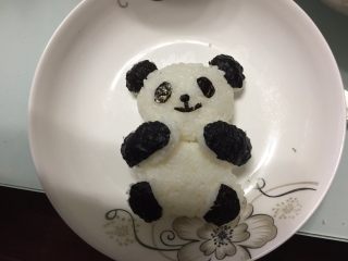 熊猫咖喱牛肉饭,再用海苔剪出黑色部分粘上