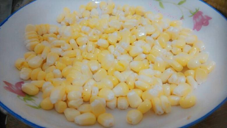 玉米烙,然后将玉米剥粒准备开水烫熟，也可先煮熟玉米再剥粒。