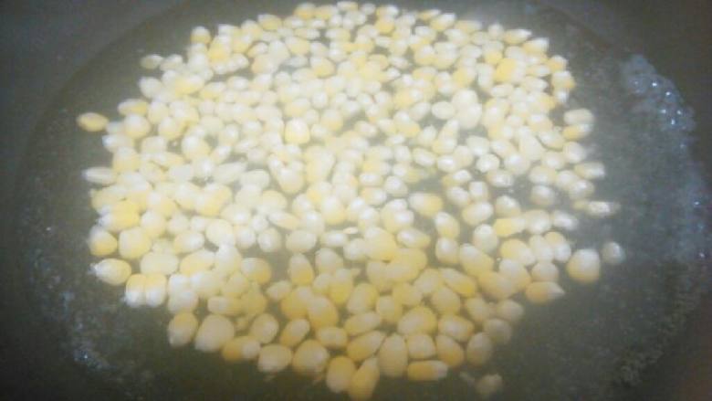 玉米烙,将玉米粒倒入已开的沸水烫一分钟左右。
