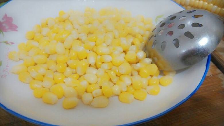 玉米烙,烫熟后把玉米粒用勺子盛出来