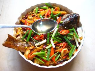 川香麻辣烤鱼：麻辣过瘾的豪华烤鱼,烤好后取出，鱼上撒上香葱末、香菜末、红辣椒段，浇上滚油炸出香味即可。




