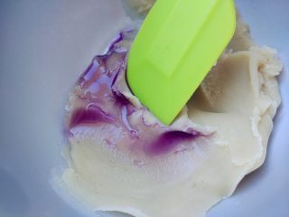 豆沙裱花蛋糕,逐次少量加入紫甘蓝汁