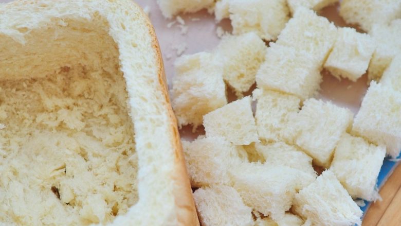 蜂蜜厚多士,将抠出来的面包切片后再切丁。