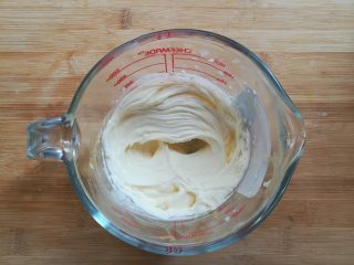 酸奶芒果冰淇淋, 用电动打蛋器打发淡奶油到有硬性花纹