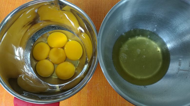 日式棉花蛋糕,<a style='color:red;display:inline-block;' href='/shicai/ 9'>鸡蛋</a>分离蛋清蛋黄，5个蛋黄+1个全蛋放在一个盆内，5个蛋白放在一个盆内，蛋白盆必须无油无水。