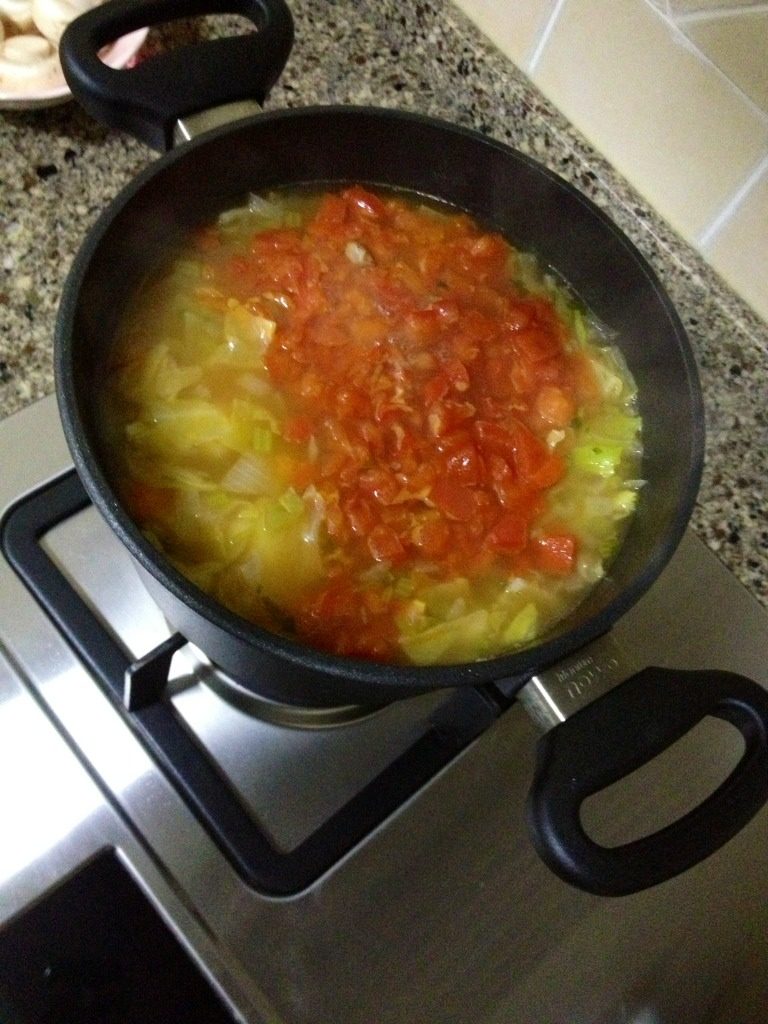 罗宋汤,将炒好的蕃茄汁倒入牛肉汤锅中，加入食盐，百里香，少许黑胡椒碎。搅拌均匀。