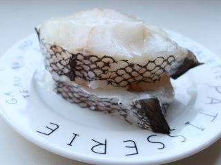 烤鳕鱼,鳕鱼提前从冰箱里拿出来自然解冻。除去鱼皮部分上面的鱼鳞，清洗干净。