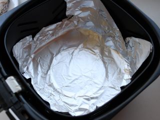 烤鳕鱼,炸锅内铺上锡纸，亚光面接触食物。