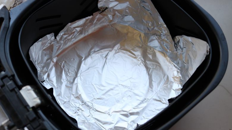 烤鳕鱼,炸锅内铺上锡纸，亚光面接触食物。