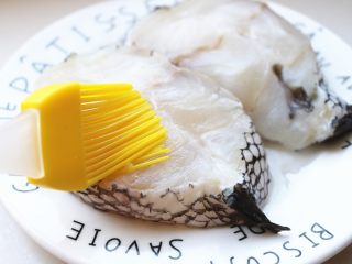 烤鳕鱼,腌好的鳕鱼表面刷一层油。