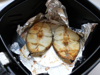 烤鳕鱼,时间到，烤好的鳕鱼，如果想吃表面焦黄的，可以再烤几分钟。