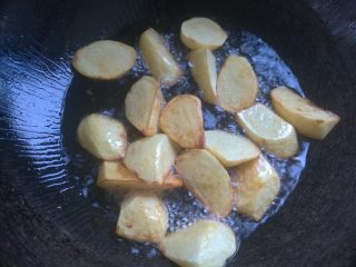 地三鲜,下入土豆稍微炸至金黄边捞出。
