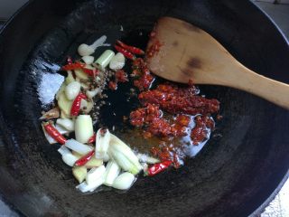 鲜香麻辣章鱼足,下郫县豆瓣酱煸炒出红油。