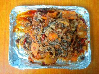 鲜香麻辣章鱼足,翻炒均匀后，盛出倒在铺了油纸的烤盘上。