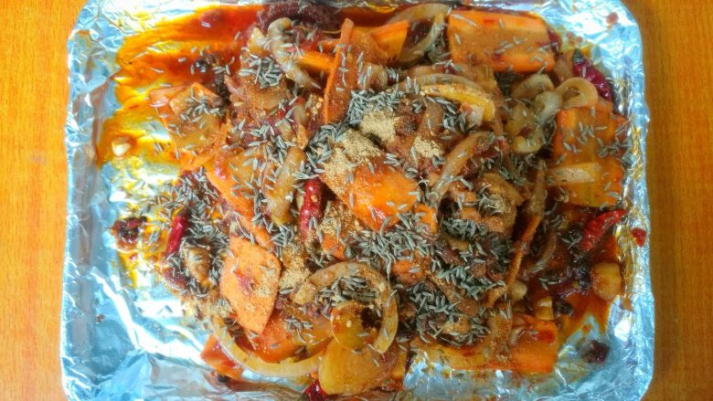 鲜香麻辣章鱼足,翻炒均匀后，盛出倒在铺了油纸的烤盘上。