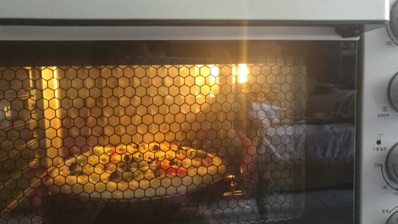 果干鸡肉披萨,放入烤箱上下火200度烘烤20分钟即可。
