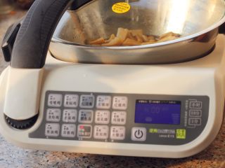 糖醋莲藕,盖上盖子，选择干锅功能。自动锅工作期间，淀粉用适量的水调成水淀粉待用。