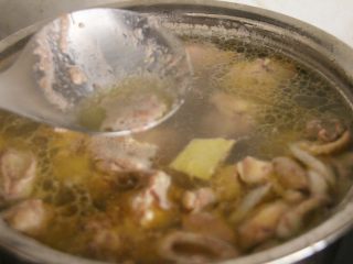 香菇炖鸡,7、	用勺子将表面的沫舀出来。
