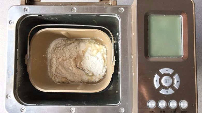 肉松小面包 ,将材料按顺序全部投入面包机内,和面10分钟后,静置松驰5分钟左右,再和15分钟
