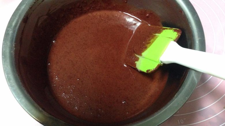 红丝绒蛋糕卷,翻拌至无面粉颗粒备用