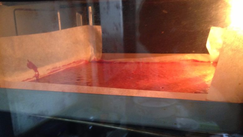 红丝绒蛋糕卷,入预热好的烤箱，180度，中下层、20分钟