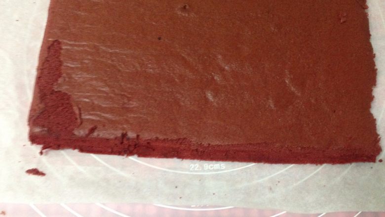 红丝绒蛋糕卷,晾凉后切去蛋糕四边修整齐，正面向上，采用反卷的方法