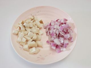 椰奶南瓜焗,杏鲍菇和洋葱分别洗净切成丁备用