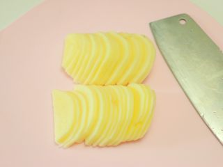 椰奶南瓜焗,土豆去皮后洗净，切成大小均匀的薄片