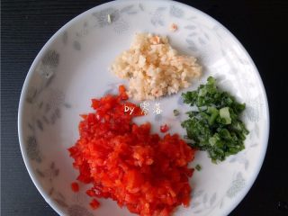 苦瓜蛋脯,腌制苦瓜时，可将甜椒，大蒜，小葱分别切碎；