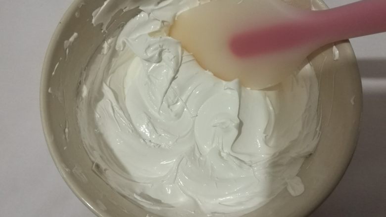 春色马卡龙,煮好的糖水呈流线状加入蛋白霜中，打蛋器高速打发，至出现纹路。