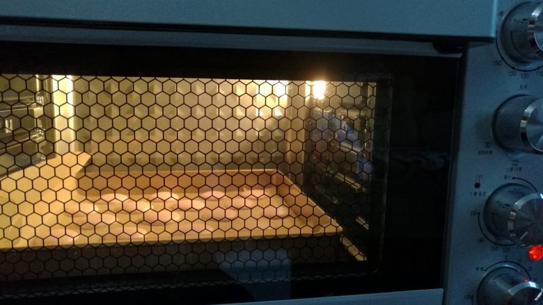 少女之心——粉色马卡龙,烤箱预热上下火160度。入烤箱烘烤15分钟即可，