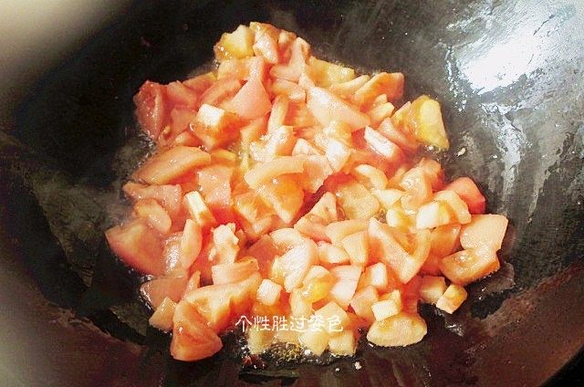 番茄鸡蛋面疙瘩汤,倒入西红柿，加入一点点盐、白糖、白醋翻炒出汤