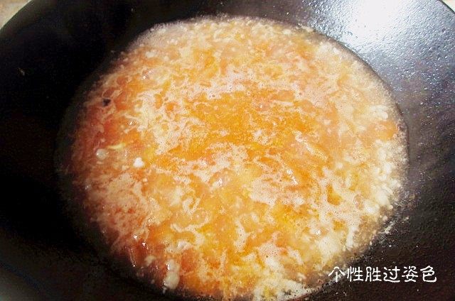 番茄鸡蛋面疙瘩汤, 把面疙瘩用筷子一点点拨入锅中，边拨边用锅铲搅散。