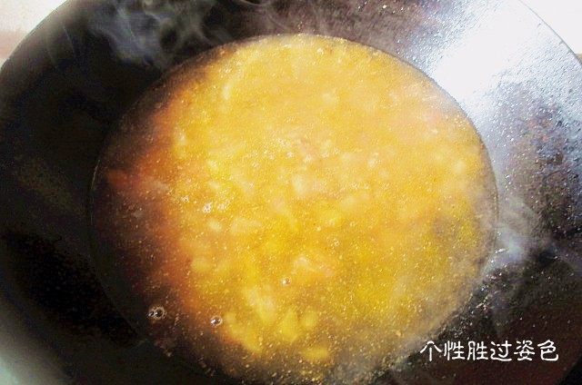 番茄鸡蛋面疙瘩汤,倒入两碗清水，大火煮开，转中火煮几分钟，加盐、鸡精调味