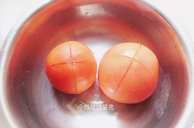 番茄鸡蛋面疙瘩汤,西红柿清洗干净，在顶端划十字花刀，不用太深，破皮即可，一直划到蒂部