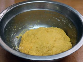 南瓜花卷,搅拌均匀，揉成光滑的面团，遮上保鲜膜在常温处发酵