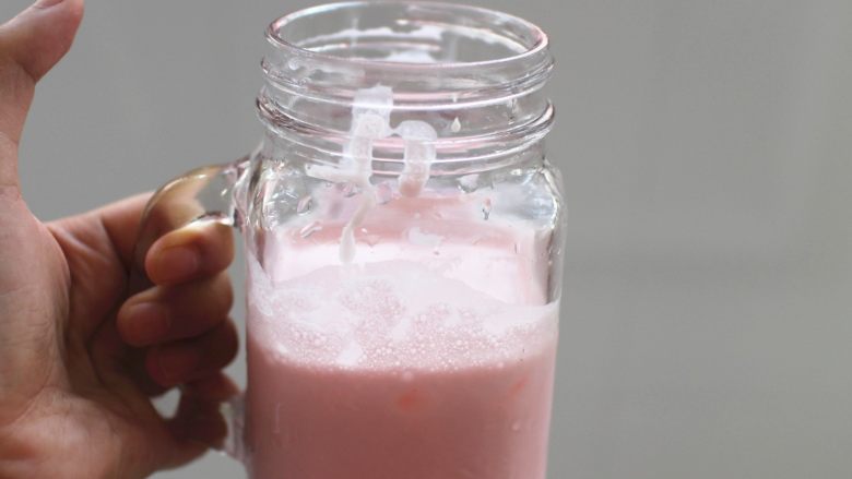 草莓星冰乐,制作好的冰沙液体倒入杯子中